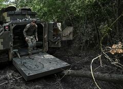ウクライナ軍装甲車、ロシア防衛線を突破