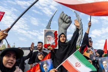 イラン、国葬で対外シグナル コーランに込めた警告