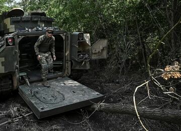 ウクライナ軍装甲車、ロシア防衛線を突破