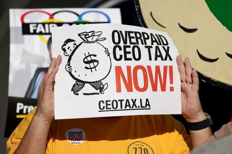 億万長者の低い税負担、経済にとって問題に