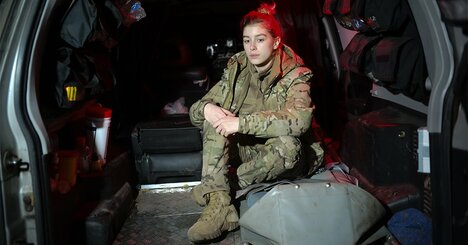 「ロシア軍の爆弾ドローンは私たち医療班を狙ってくる」それでもウクライナ人の18歳女性が戦場に出る理由