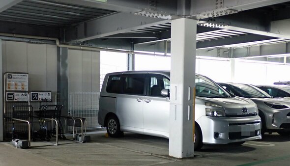 「やられた…！」愛車にドアパンチ跡、狭すぎる駐車場で「絶対停めちゃダメな場所」とは？