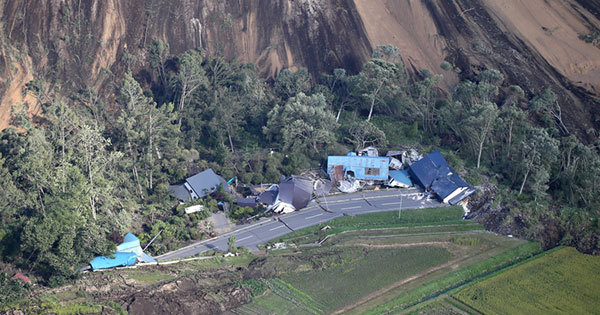 北海道厚真町で地震による土砂崩れに巻き込まれた建物