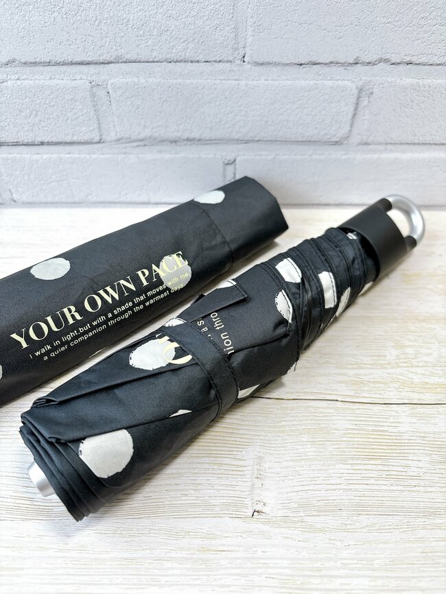 日差しが強い日も安心…!3COINSの「光とUVをカットする折りたたみ傘」体をすっぽり覆ってくれてありがたい!