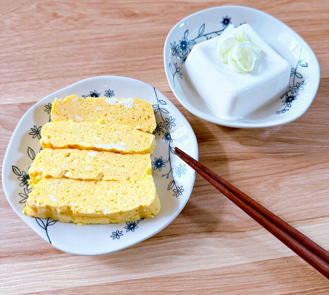 家のお皿、同じもので揃えたい！セリアの「お花畑みたいな食器」可愛くって出番が止まらない…！《購入レビュー》