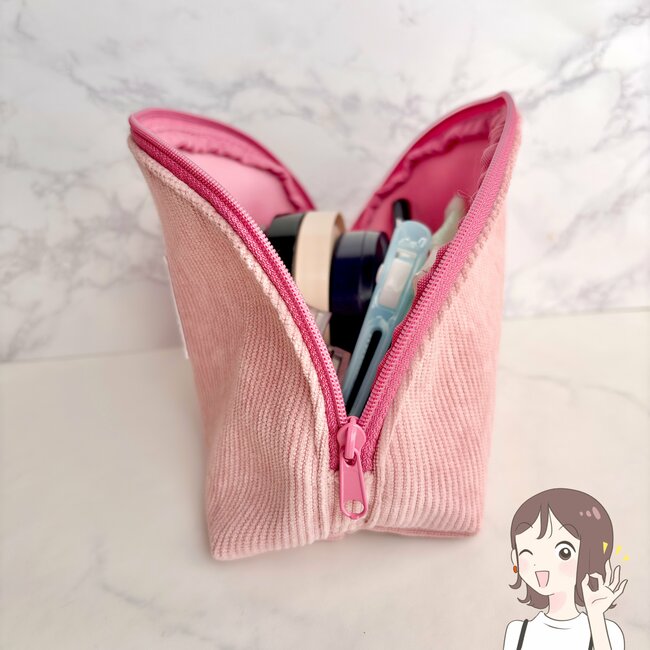 「4店目で発見」「買えてよかった」スタバで見つけたらラッキーな“ポーチ付きスイーツ”コスパよすぎてビックリする！「今年のポーチ特にかわいい」