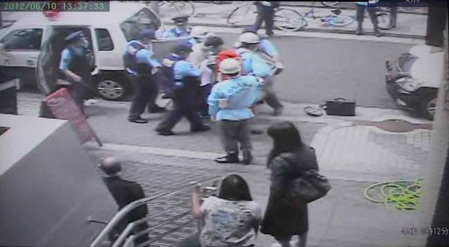 大阪・ミナミの無差別殺害で、防犯カメラには警察官が礒飛京三被告の身柄を確保した後、救急車に乗せようとする様子が映っていた（2012年6月）