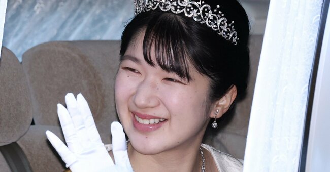 上皇ご夫妻への新年のあいさつのため、仙洞御所に入られる天皇、皇后両陛下の長女愛子さま