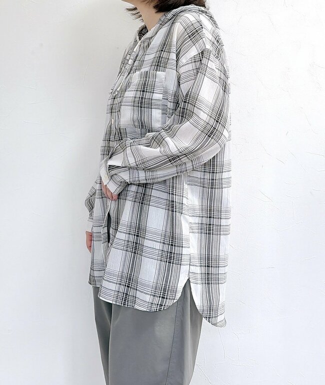 【しまむら】サッと羽織るだけで大人かわいい！1639円の「お尻まで隠せるブラウス」後ろ姿もスッキリ見えて感動！《購入レビュー》