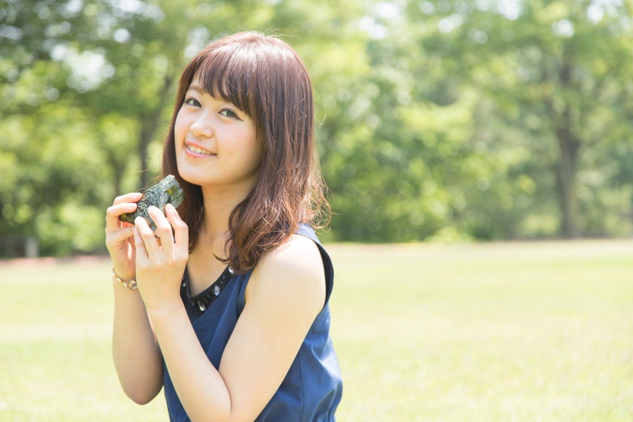おにぎりを食べるとき、育ちがいい人は決してしないこと