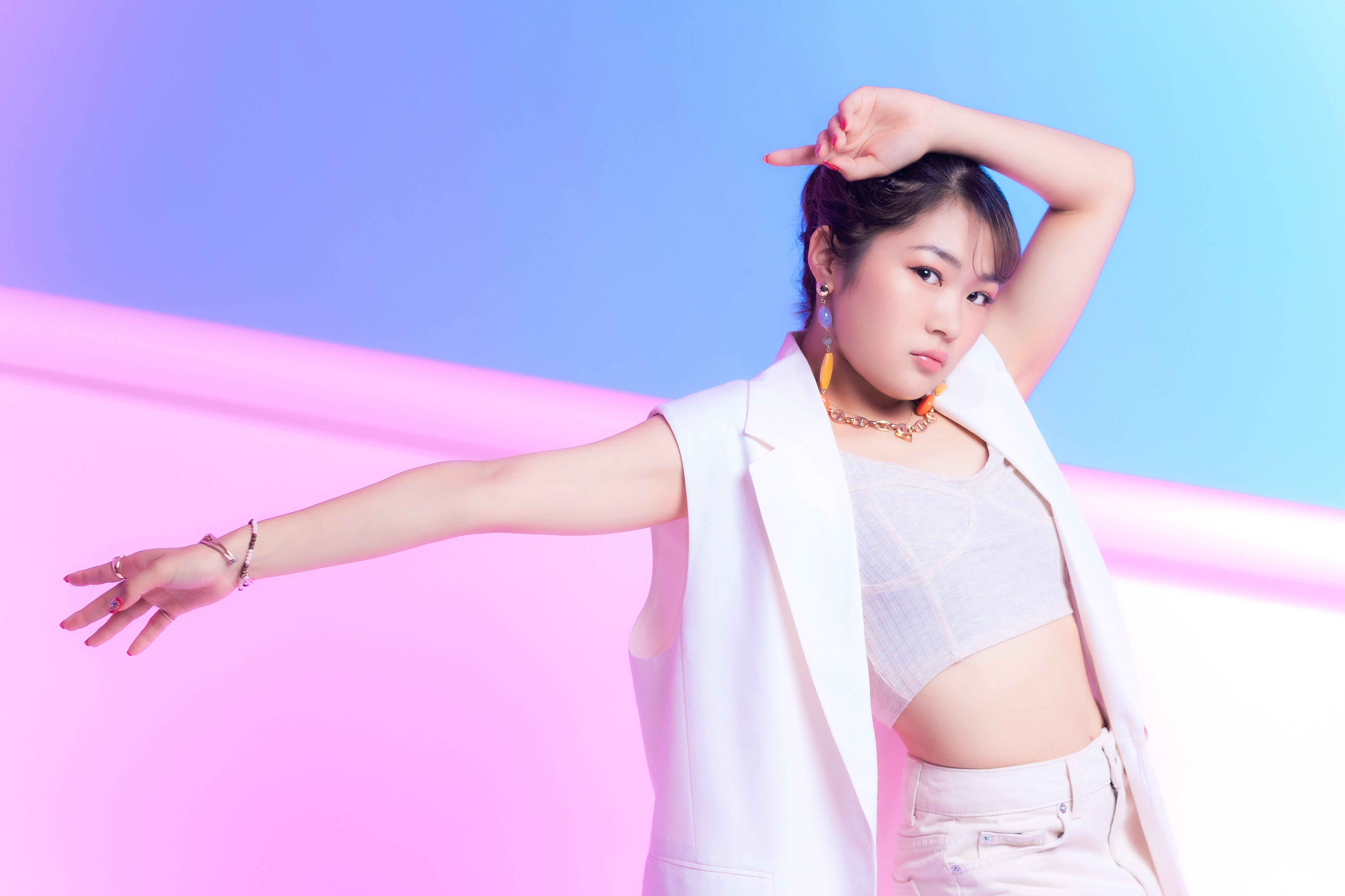 世界的人気のK-POPを“裏”で支える日本人──20歳の振付師「ReiNa」の素顔