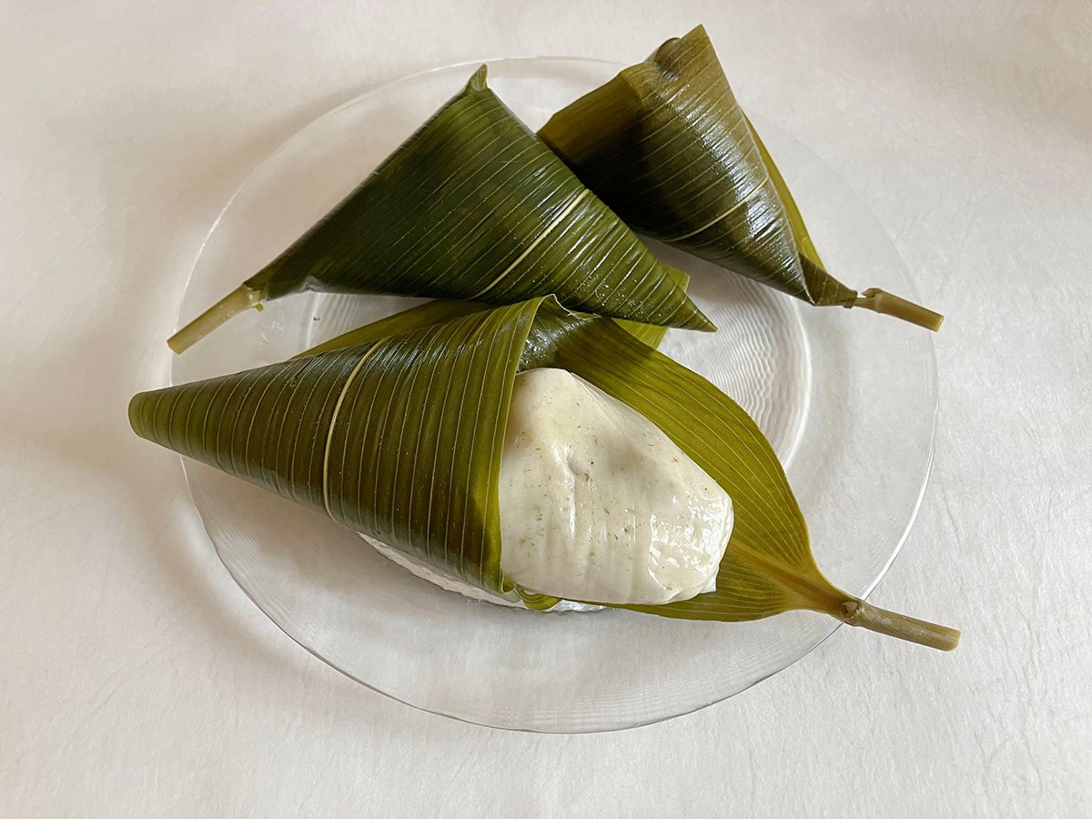笹の香りがほんのり移った「麸嘉 錦店」の風流な和菓子「麩まんじゅう」