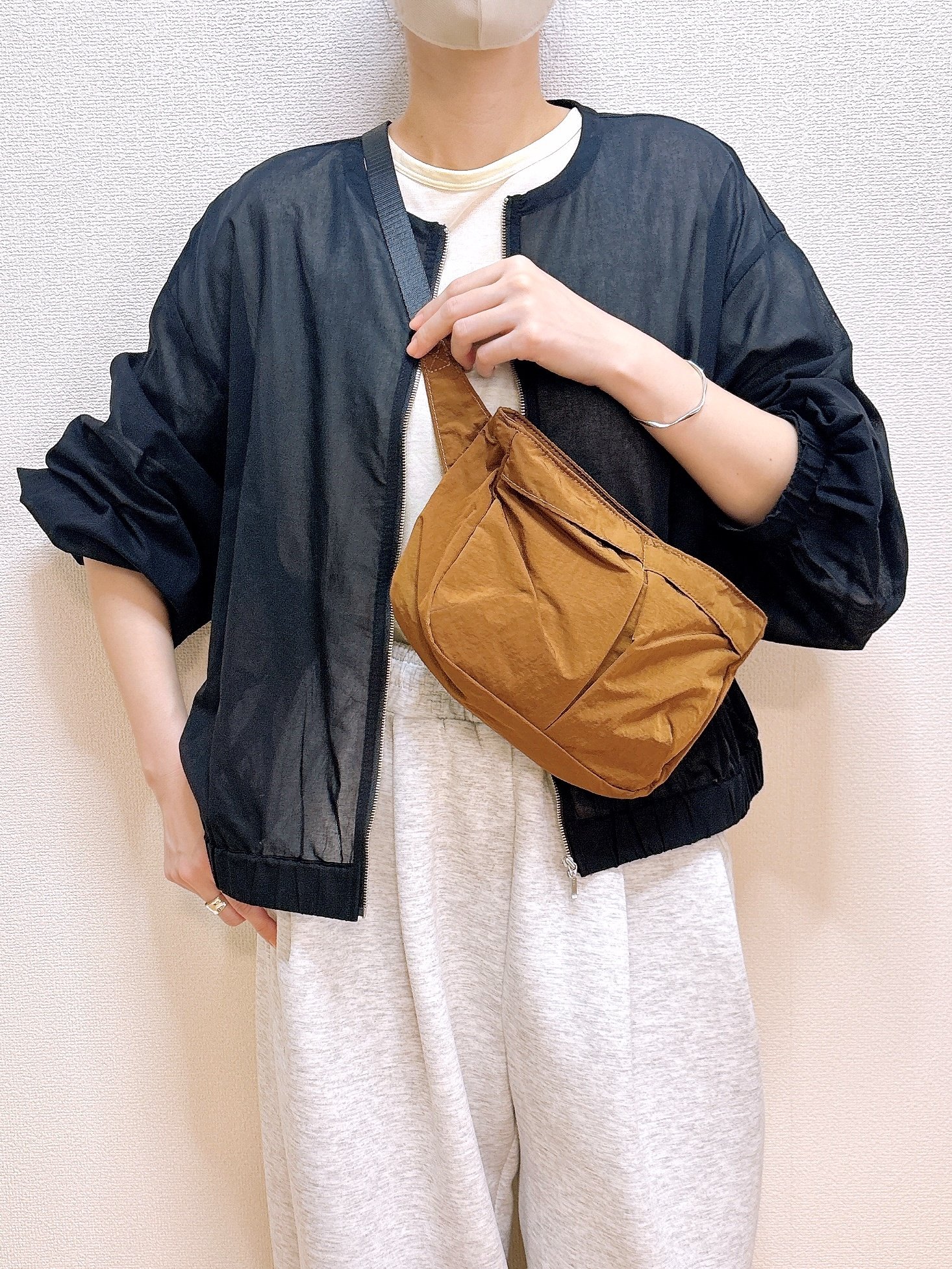 「全色買いました」ユニクロの“1990円ミニバッグ”見た目以上の収納力で大助かり！「求めていたサイズ感」「安価でガシガシ使える」