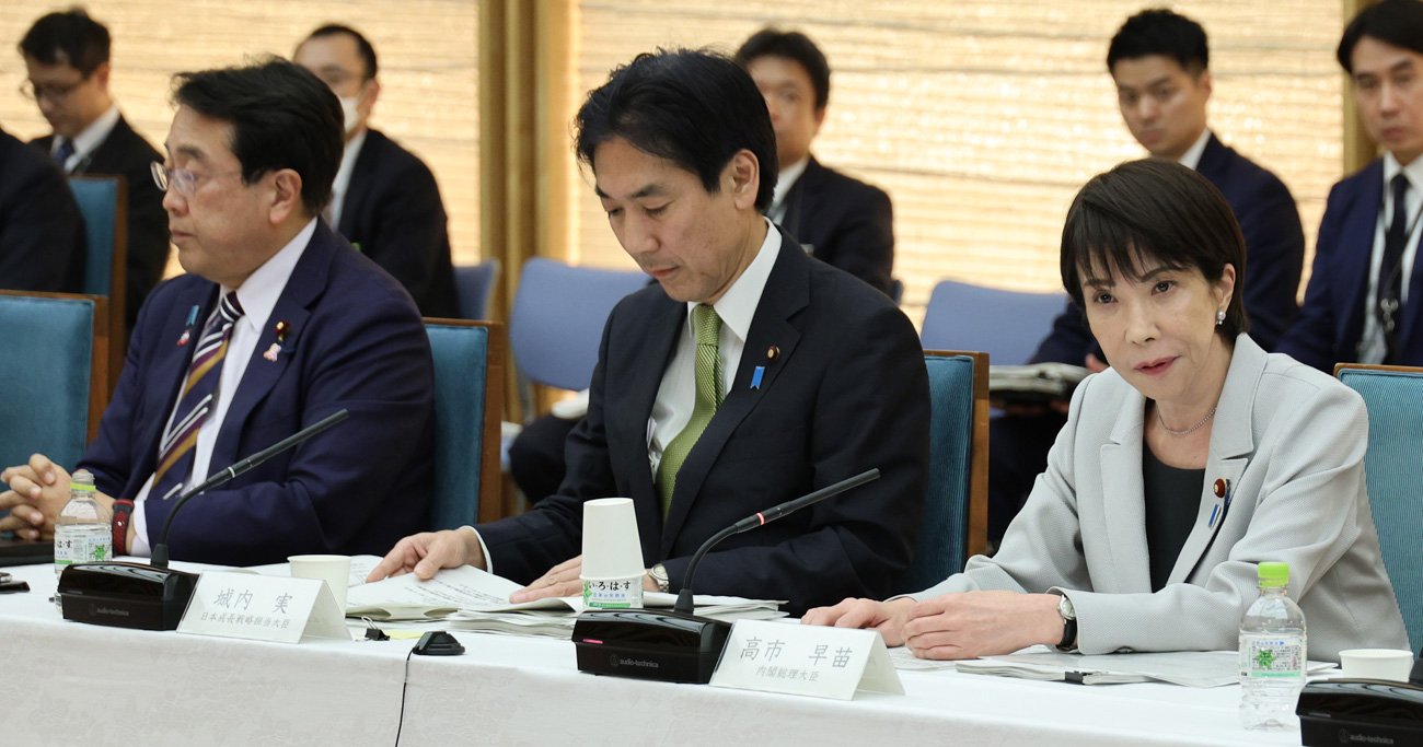 日本成長戦略会議の初会合で発言する高市早苗首相（右端）。左から2人目は城内実日本成長戦略担当相