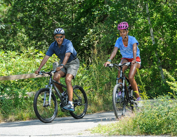 【秘蔵写真満載の新連載・第1回】<br />懸案山積もオバマ大統領2週間の夏休みへ <br />写真で振り返る歴代大統領のオフショット