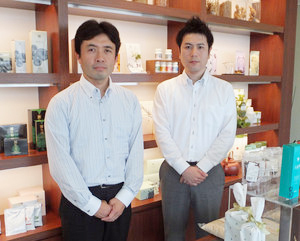 おすすめクレジットカードを運営する会社。薬日本堂の野崎公一郎さん(左)とジャックスの小林伸之さん(右) おすすめクレジットカードを運営する会社。薬日本堂の野崎公一郎さん(左)とジャックスの小林伸之さん(右)