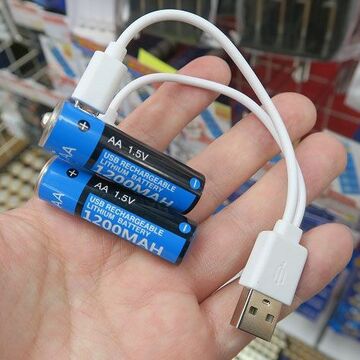 USB経由で直接充電できる単3電池2個が1400円