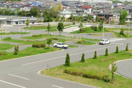 車の運転「ヘタなままの人」と「上達する人」の差とは？爆音で音楽をかけて走る人は…