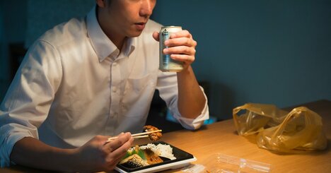 夕食の時間が遅いと寝ている間に体重が増える決定的な理由