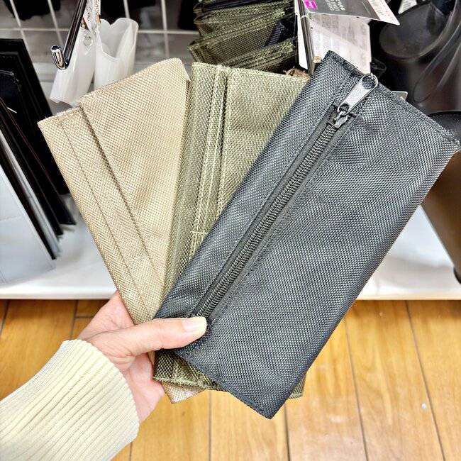 カードや診察券が72枚入った…!ダイソーの「めちゃ軽ウォレット」ポケットたくさんで収納力バツグン!