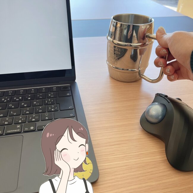 もう普通のコップに戻れないよ…！コメダ珈琲の「コメダおじさん柄ジョッキ」大容量で使いやすし、コロンとしたデザインが可愛すぎる！