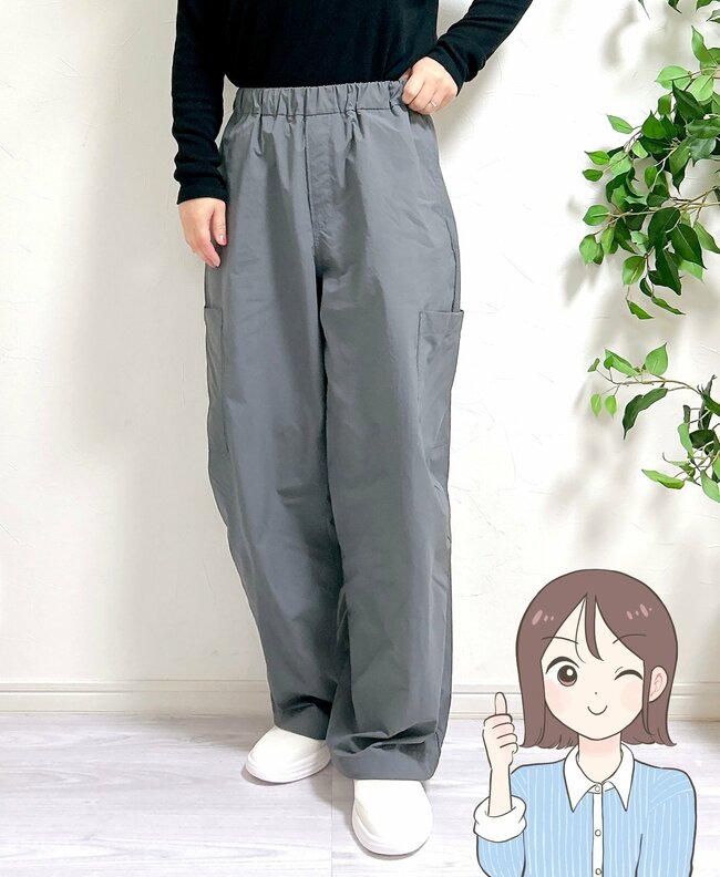 脚の太さが目立ちにくい…！無印良品の“めちゃ軽パンツ”雨の日もガンガン履けて手放せない！「軽くて履きやすい」「大人かわいい」