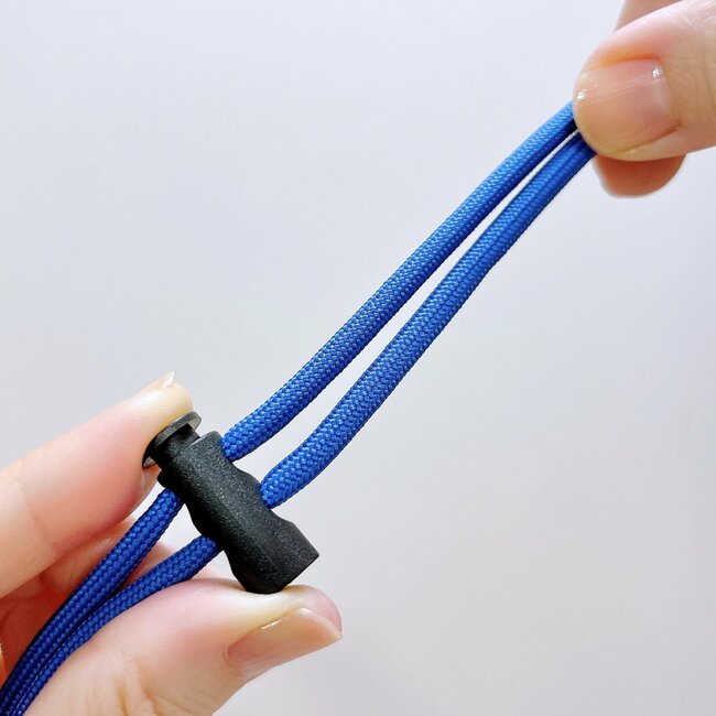 カードや診察券が10枚入った！3COINSの“片手でパカッと開くサコッシュ”お財布代わりに使えて便利！「1つ持ってると便利」「簡単に開閉できて使いやすい」【購入レビュー】
