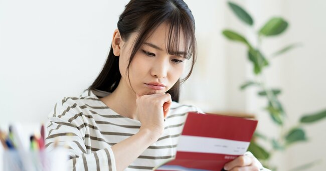 通帳を見る女性