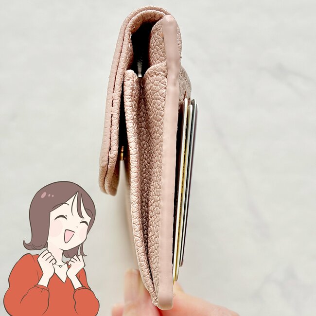 【ダイソー姉妹店】普通の財布に戻れないかも…！330円の「ぺたんこ財布」カード17枚やカギが収納できて嬉しい！《購入レビュー》