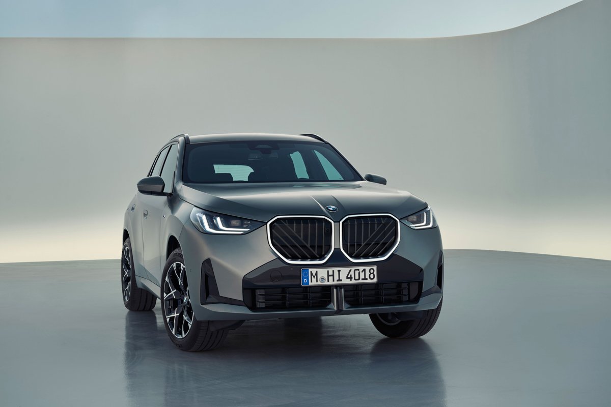 現行型X3は、フロントの“塊感”によって、かなり大きくなったように見える