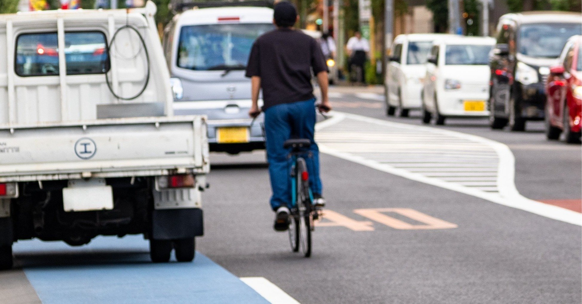車道を走る自転車のイメージ