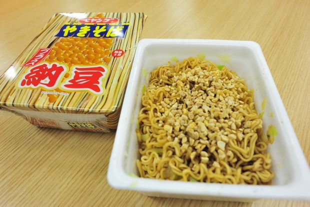 新商品「ペヤング+納豆」を職場で食べたらテロといわれた