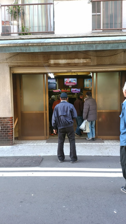 横浜・寿町、白昼堂々の違法賭博にヤクザが闊歩する異世界(上)