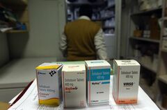 製薬業界の中国依存、コロナで断ち切れるか