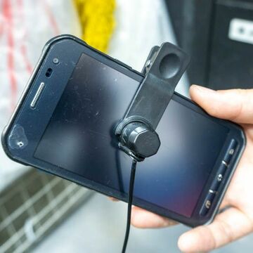 スマホゲームの味方!? 画面内のボタンを自動連打するアダプター