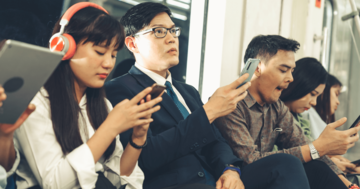 人はスマホで「人生14年」を失う。でも本当に失うのは「時間」ではない