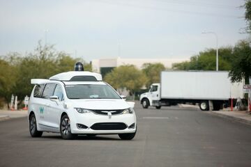 自動運転車の普及、視界良好もまだ遠く