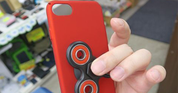 世界で話題のハンドスピナーが合体！ ユニークなiPhone 7ケースが登場
