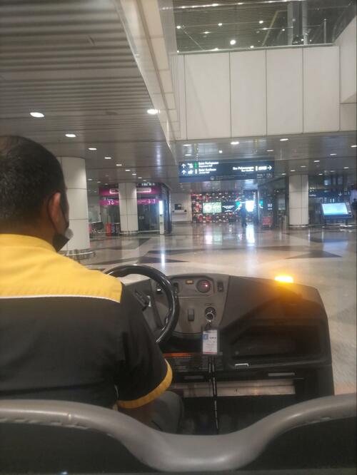 マレーシアのクアラルンプール国際空港内ではホテル送迎用の乗り物が、日本では絶対に許されないであろう速度でビュンビュン走り回っている（提供=筆者）