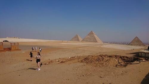 実はエジプトのピラミッド周辺は道路が整備されている。左手には自動車が走っているのが見えるだろうか？（提供=筆者）