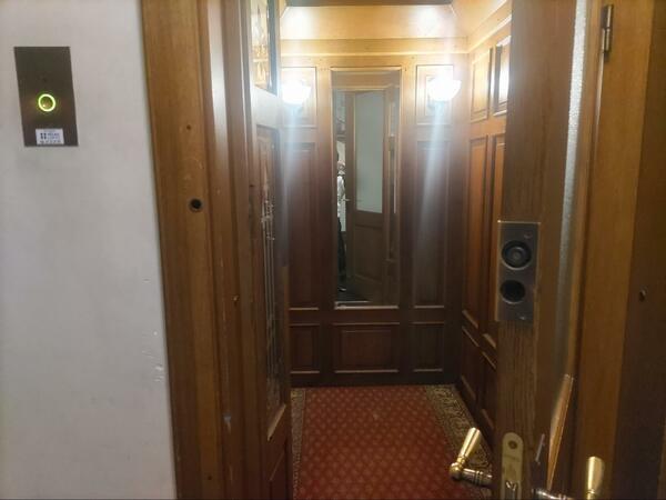 宿泊先のエレベーターは、なんと手動で扉を開ける。映画『タイタニック』で出てくるエレベーターみたいでテンションが上がった（提供＝筆者）

