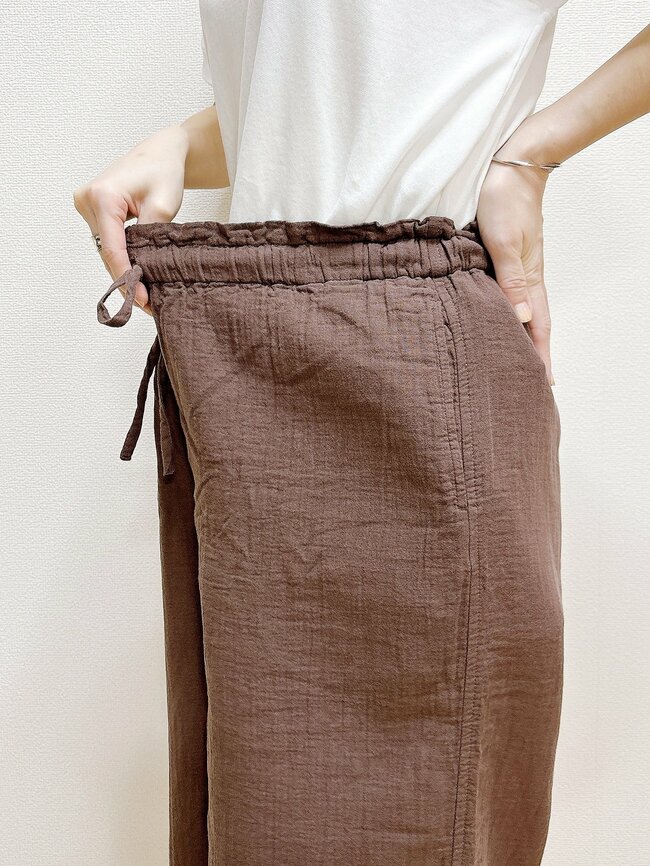 「こんなパンツ探してた」「別のカラーもほしい」無印良品の“楽ちんワイドパンツ”秋までたっぷり着回せる！「はいていて気持ちいい」「脚の形もでません」《購入レビュー》