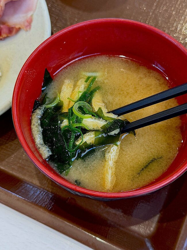 「企業努力が凄まじすぎる」すき家の“450円モーニング”おかずたっぷりで満足感すごい！「ボリュームもあり値段も安い」「理想的な朝食」