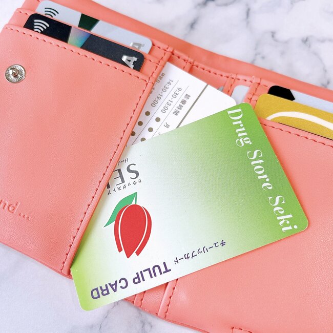 「小銭を探しやすい」ニコアンドの“コンパクトな財布”カードや診察券が21枚も入って優秀！「薄くて軽いのが良い」「小さめのバッグでもかさばらない」