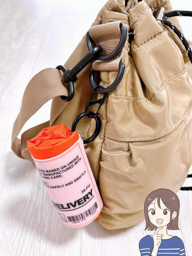 「毎日使ってます」「買って良かった」3COINSの“荷物がたっぷり入る巾着ショルダー”ガバッと開いて使いやすい！「天気に関係なく使いたくなる可愛さ」