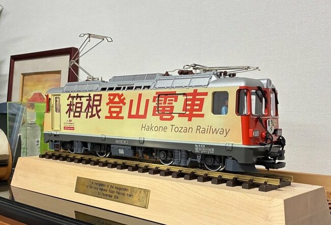 写真提供：小田急箱根　レーティッシュ鉄道から贈られたスイスで走る機関車模型