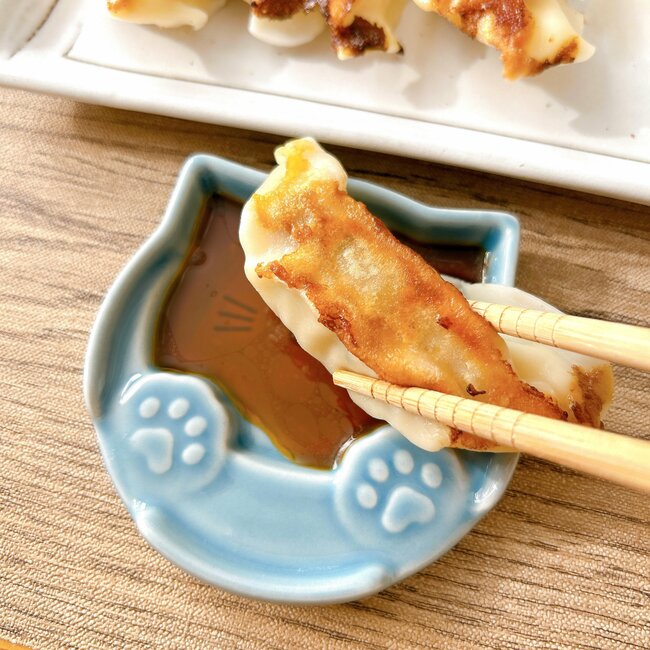 待って、天才すぎる…!セリアで見つけた「ネコちゃん食器」小皿と箸置きが合体してるんだけど!