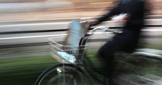 写真：ながら運転,ながらスマホ,自転車
