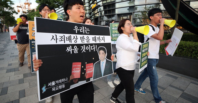 日本が韓国向け半導体材料の輸出規制を強化したことに対し、ソウルでは抗議デモもあった