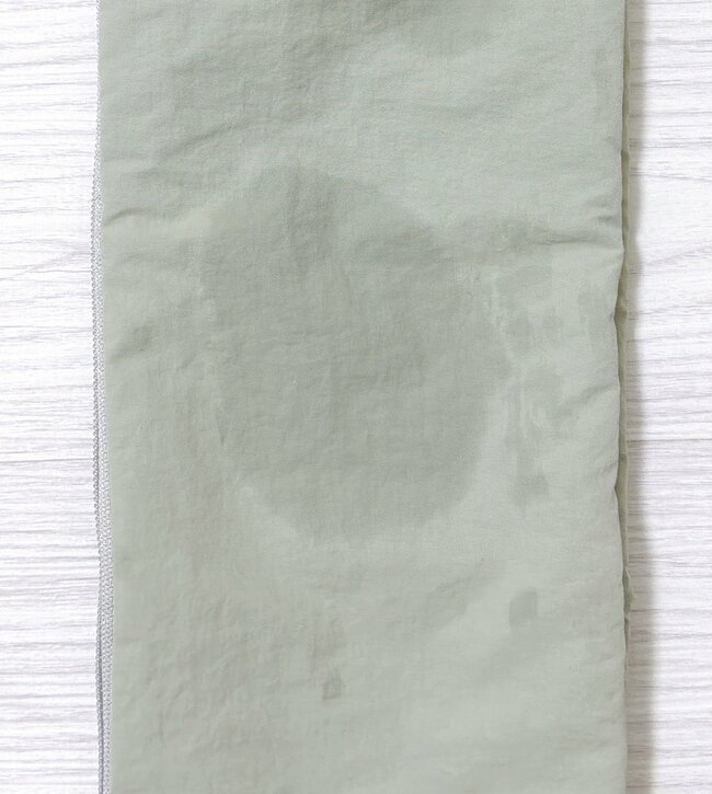 雨の日のストレスが解消…！カインズの「手ぶらで持てる傘カバー」が画期的すぎる！長傘がもうジャマになりません！